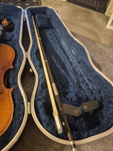 Violin SKB Case with Chin Rest - Picture 11 of 15