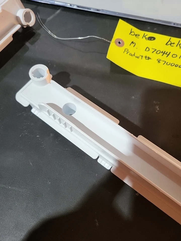 Riel guía deslizante para cajón de nevera incorporado Beko 575006 R pieza genuina Foto 3 de 4