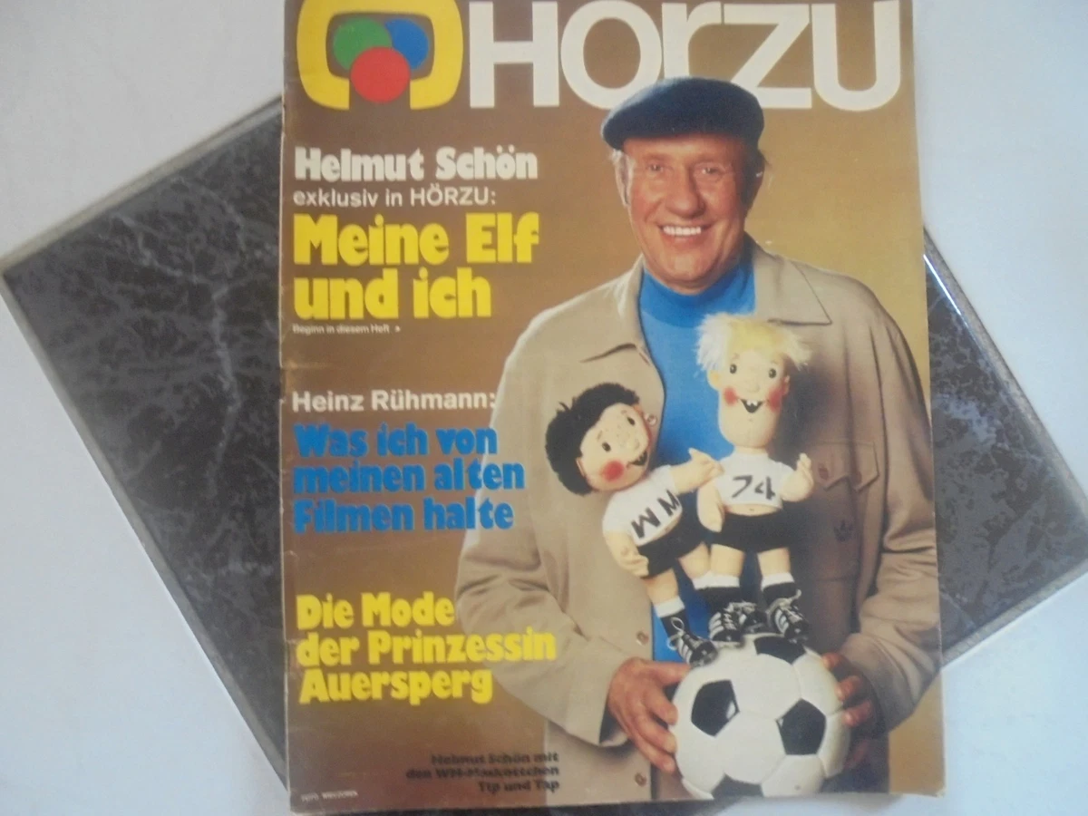 Bundestrainer Helmut Schön und Stürmer Bernd Hölzenbein vor dem... News Photo