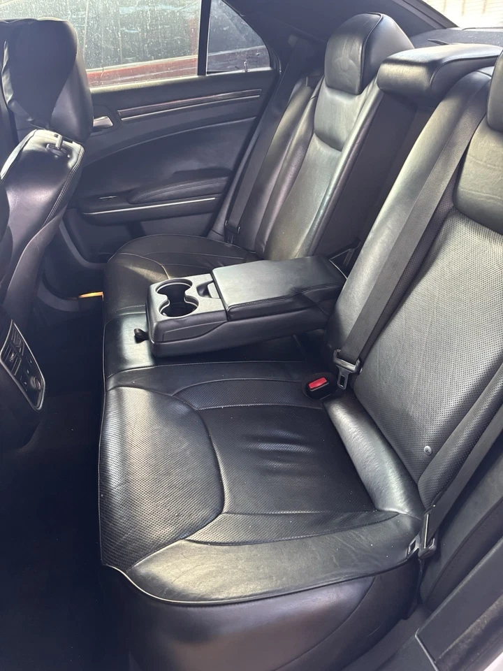 Chrysler 300C 2013 banco de asiento trasero de cuero con reposabrazos OEM Foto 2 de 2