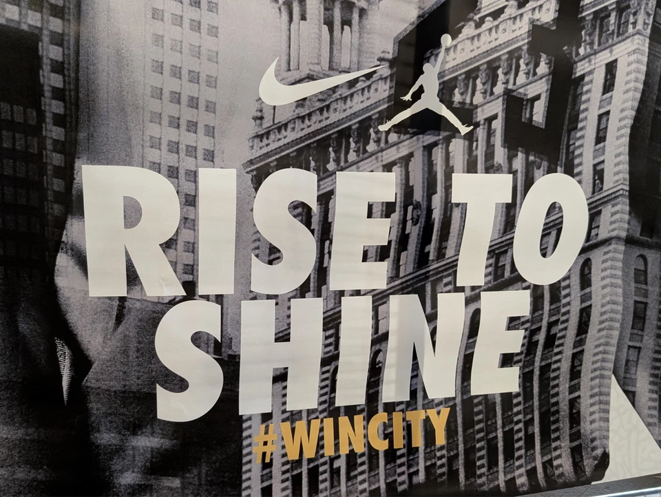 Cartel de refugio de autobús Anthony Davis Nike Chi-League Rise to Shine 48x68 en ENORME Foto 3 de 4