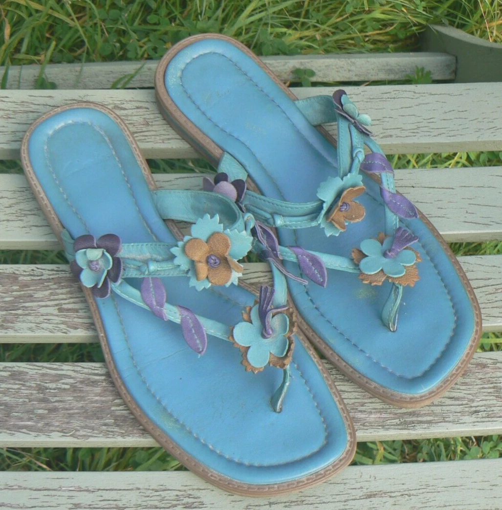 Sandali Clarks taglia 6 acqua con fiori e foglie tagliati marrone blu punta perizoma