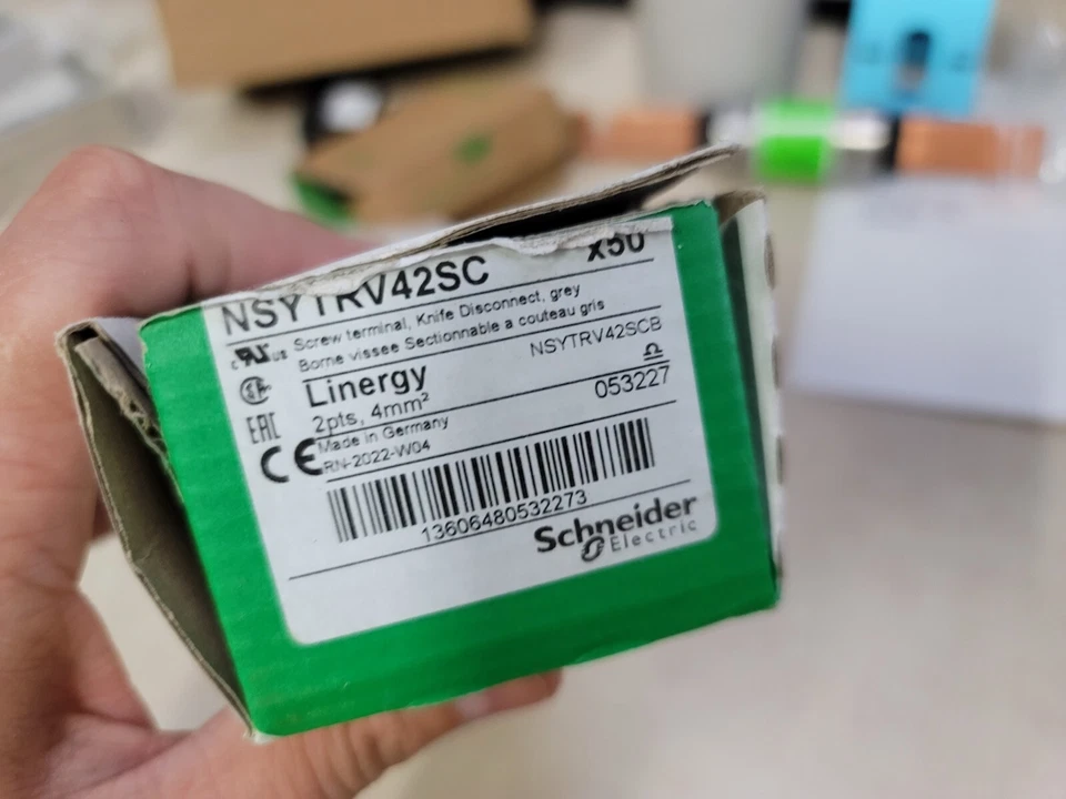 Box of 50 Schneider Electric NSYTRV42SC Linergy Terminal Knife Disconnect Block - Image 2 of 2