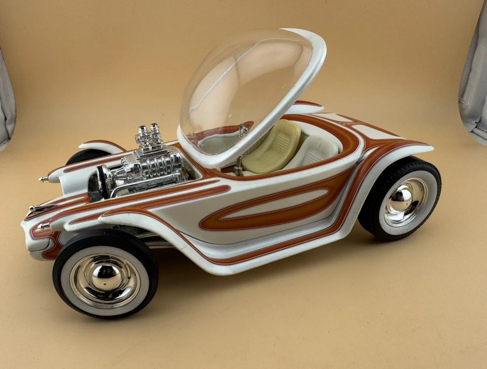 * 2001 Hot Wheels Beatnik Bandit Ed Roth 1/18 Diecast Very Good Condition 💛 - Image 3 of 4