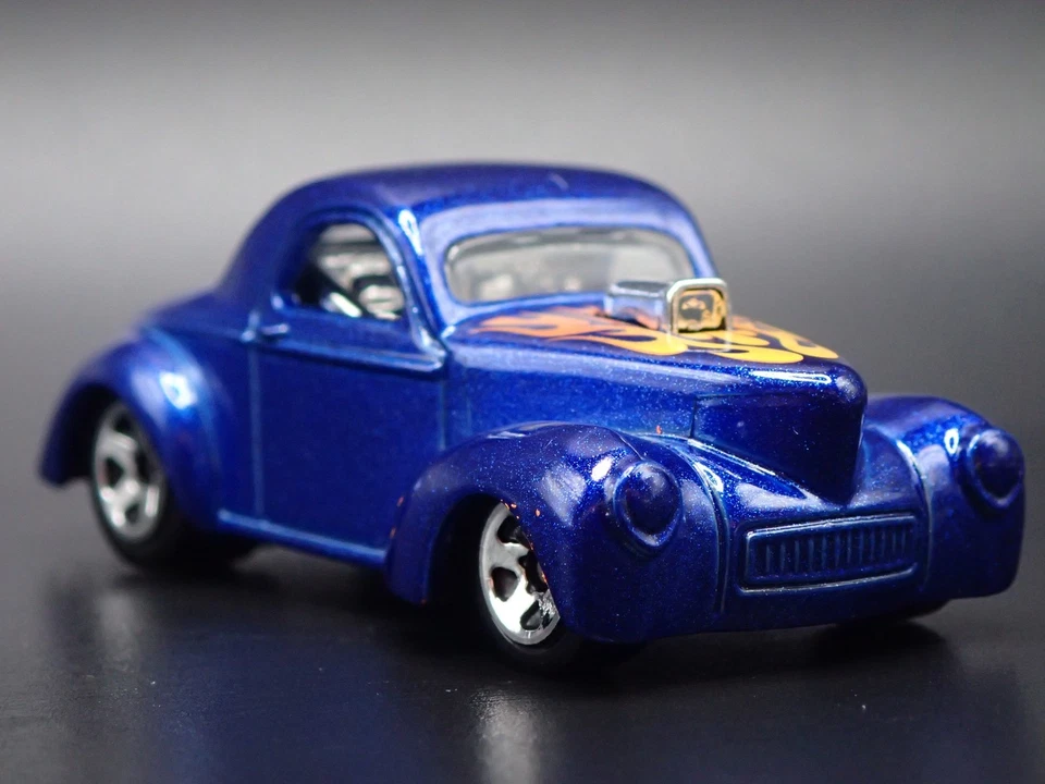 1941 41 Willys Coupé Blu Raro 1:64 Scala da Collezione Diorama Modellino Auto - Immagine 4 di 4