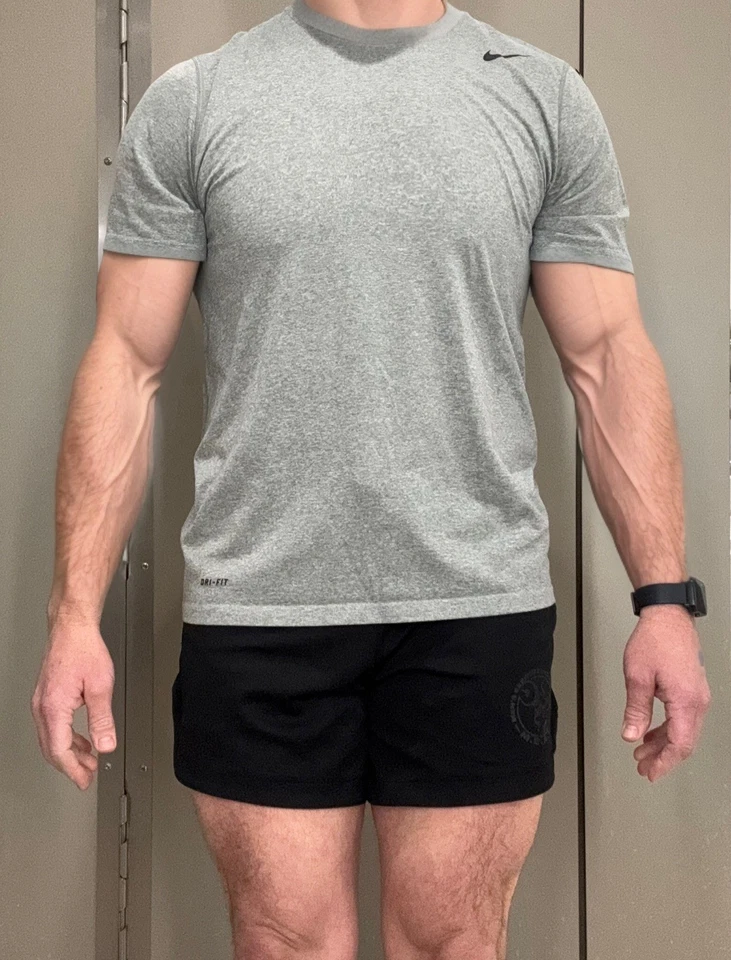 Camisa Hombre Nike Goma Gris XL. Equipo de gimnasio deportivo usado en excelente estado. Foto 2 de 4