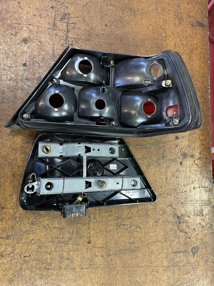 1986 - 1993 Mercedes Benz 300E W124 Driver Taillight Left LH OEM - Image 4 of 4