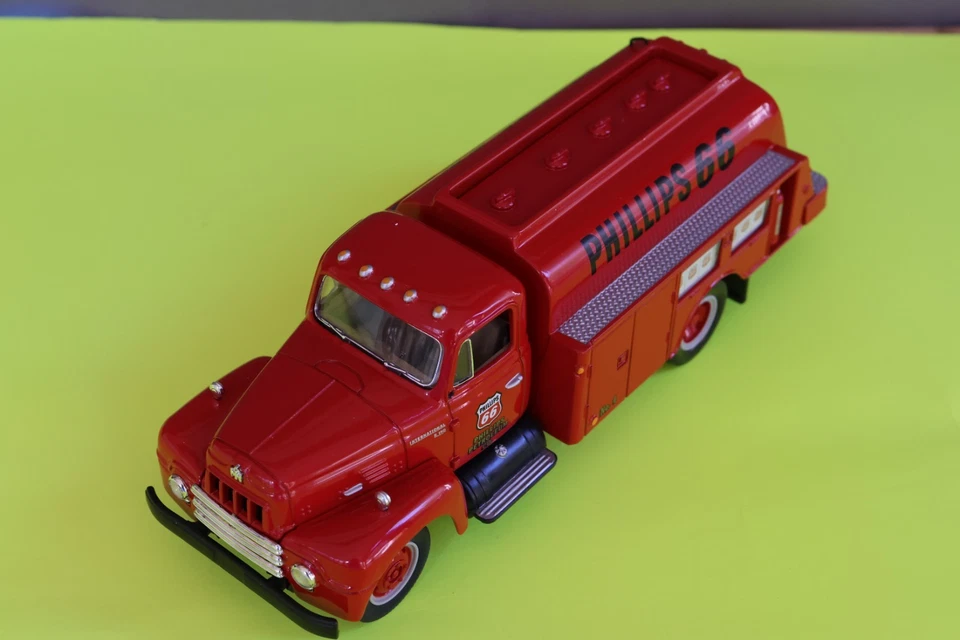 First Gear PHILLIPS 66 Fuel Tanker 1957 International R-190 1:34 NEW 19-1706 - Image 4 of 4