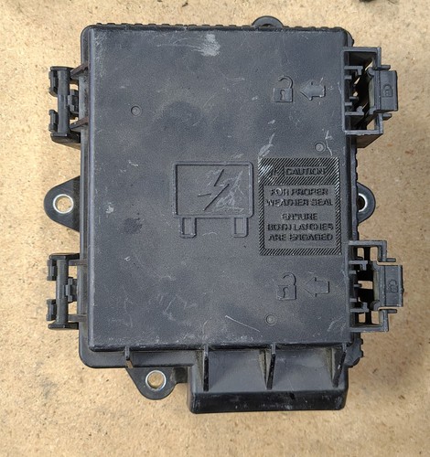 DELPHI PA66.GF14 VOLVO VNL ENGINE FUSEBOX RELAY JUNCTION 7B2 311 TAG 53463