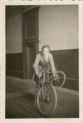 ALTES FOTO - VINTAGE SNAPSHOT - FAHRRAD RADFAHRER LUSTIGE MODE -BIKE FASHION FUNNY