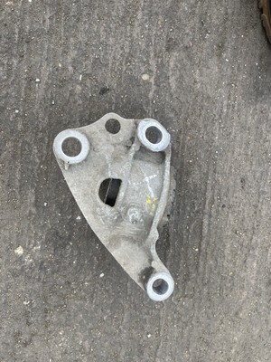 VAUXHALL ASTRA K MK7 REAR AXLE MOUNT RIGHT DRIVER SIDE 39029212 
