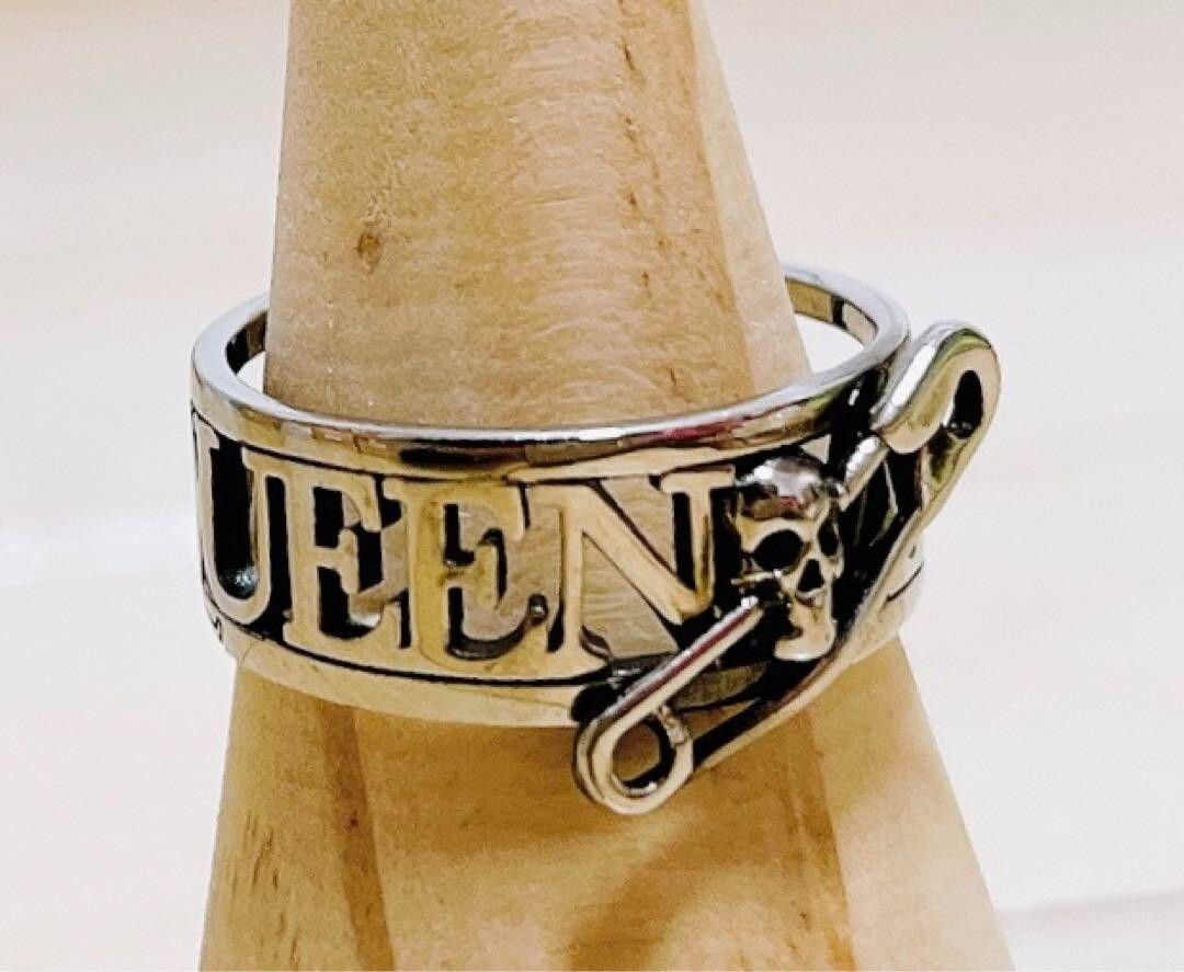 ALEXANDER MCQUEEN ロコフリントシッフ財布 7093471BLEE 3490 Alexander McQueen Black Pebbled Leather Skull Chain Wallet