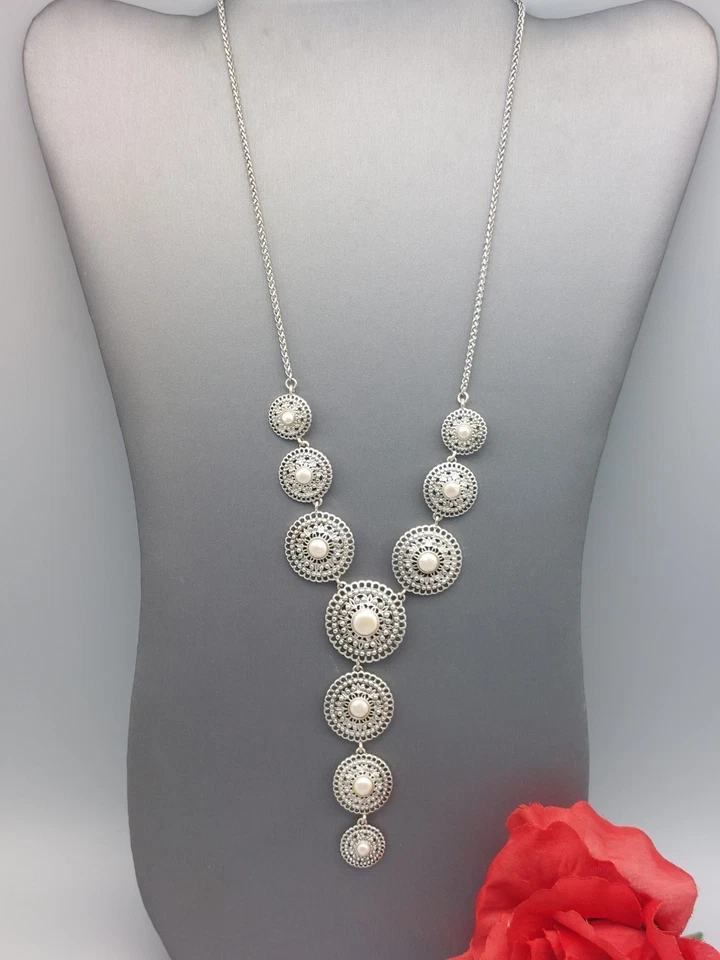 Collar Firmado Marca Suerte Tono Plata Forma Y Cadena Redonda Colgantes Cuentas Blancas Foto 4 de 4