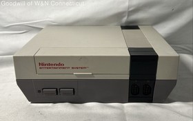 Nintendo NES 1980s Console Bundle Super Mario Bros Dr. Mario 2 Games