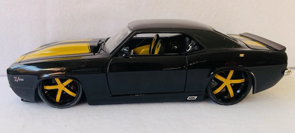Chevrolet Camaro 1969 Jade Toys Big Time Muscle 1:24 en negro y amarillo, en muy buena condición Foto 2 de 4