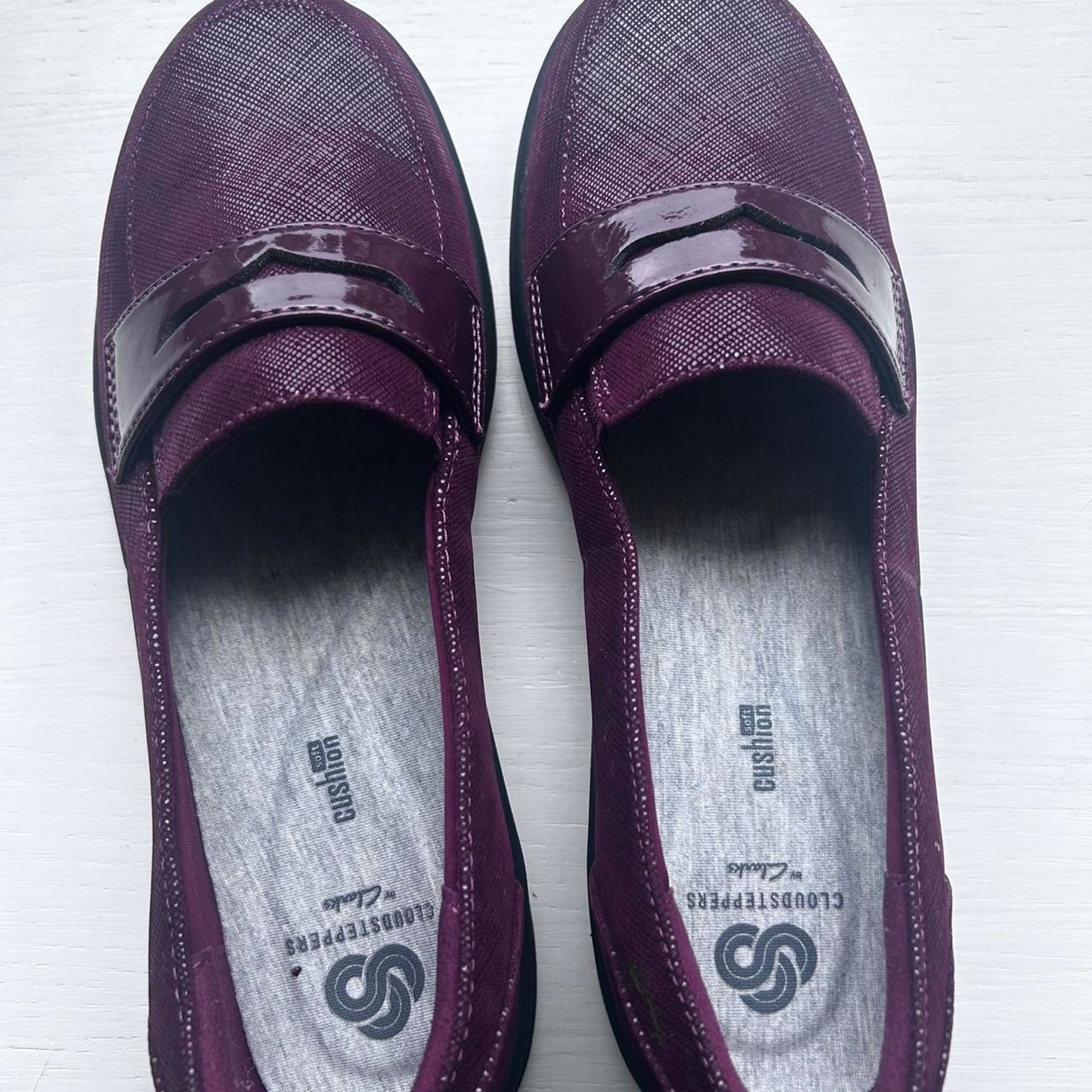 NWOT Clarks Women's Burgundy Black Loafers Size 8.5 Comfortable Slip-On Style