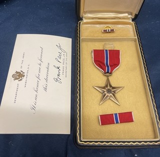 Original WW2 US Bronze Star Medal in Case w/lapel pin Bar Army Paperwork Signed