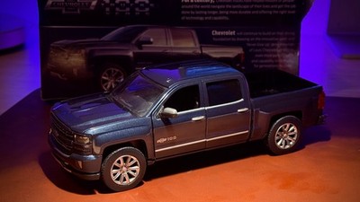 Motormax 1:27 2018 Chevrolet Silverado 100 Years Edition Pickup