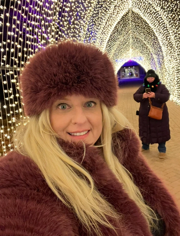 Alo Edición Limitada, Chaqueta de Piel Sintética Trufa Borgoña y Diadema Foto 2 de 4