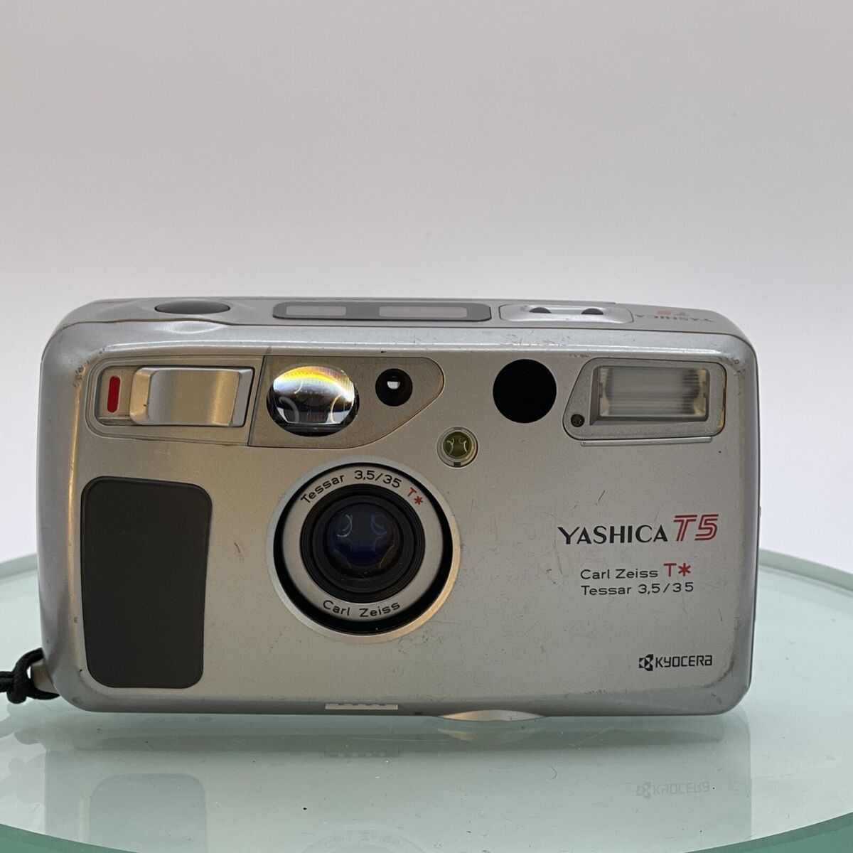 Yashica T5 Carl Zeiss T* Tessar 35mm f/3.5 Kyocera Compact Yashica T5 Carl Zeiss T* Tessar 35mm f/3.5 Kyocera Compact