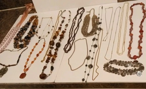 r lot 5• 19 Pc Vtg-Costume Estate Jewelry necklaces