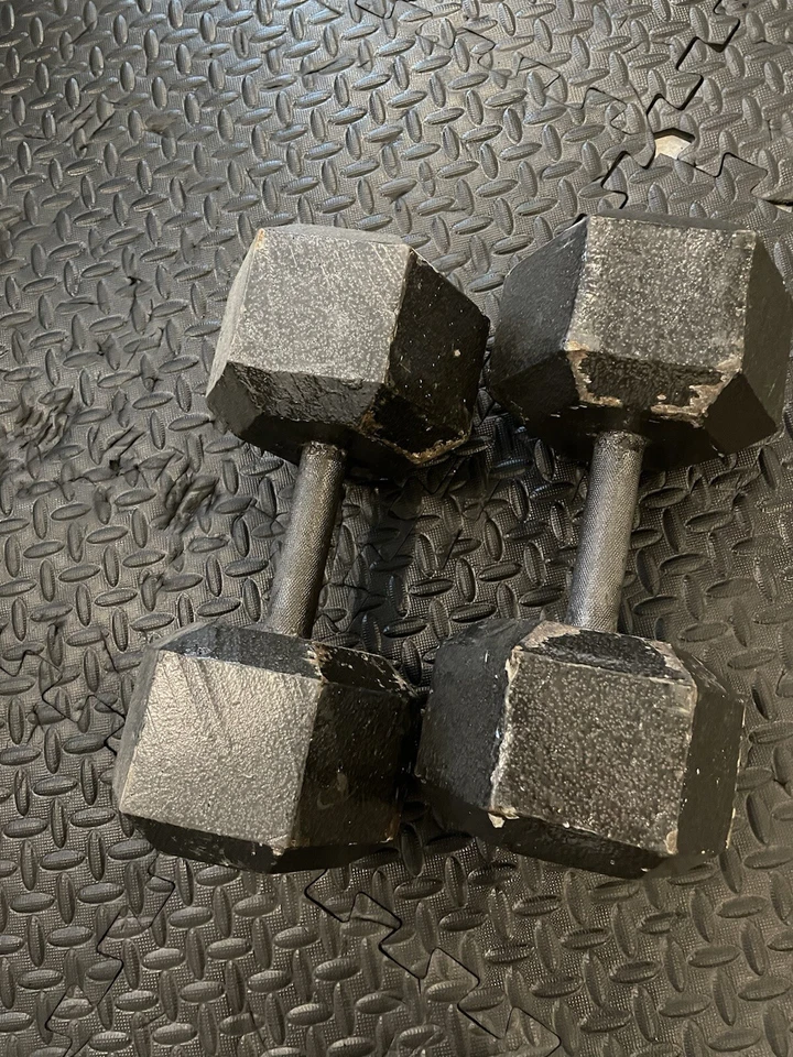 80 Pound Cast Iron Solid Hex Dumbells Set Of 2 ( **PICKUP ONLY!*) - Image 2 of 4