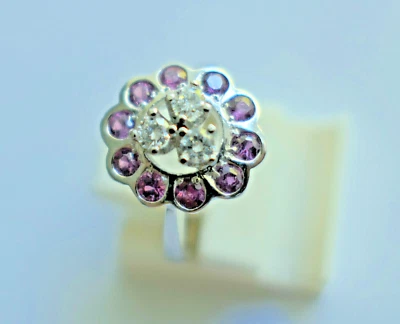 BAGUE ROSACE SERTIE DE 3 DIAMANTS 10 RUBIS OR BLANC MASSIF 18 CARATS. - Photo 1/4