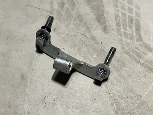 1998 97-04 Suzuki Marauder VZ800 OEM Right Lower Rear Brake Cable Bracket - Foto 2 di 3