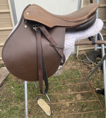 Lightly used Courbette Futura 17.5'' close contact English saddle w/fittings, pad