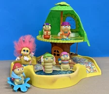 Vintage 1985 Lot Hasbro Glo Land Glo Worm Snugglebumms Friends House Playset