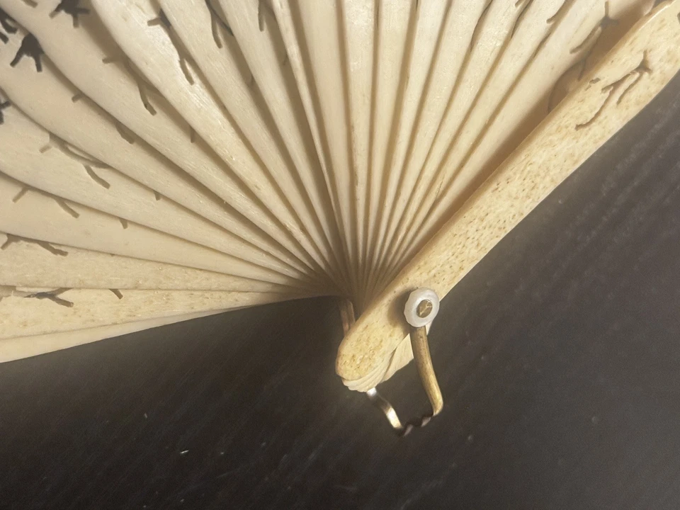 Antiguo abanico Brise Hand intrincadamente tallado en hueso con detalle de fregona de colección  Foto 3 de 4