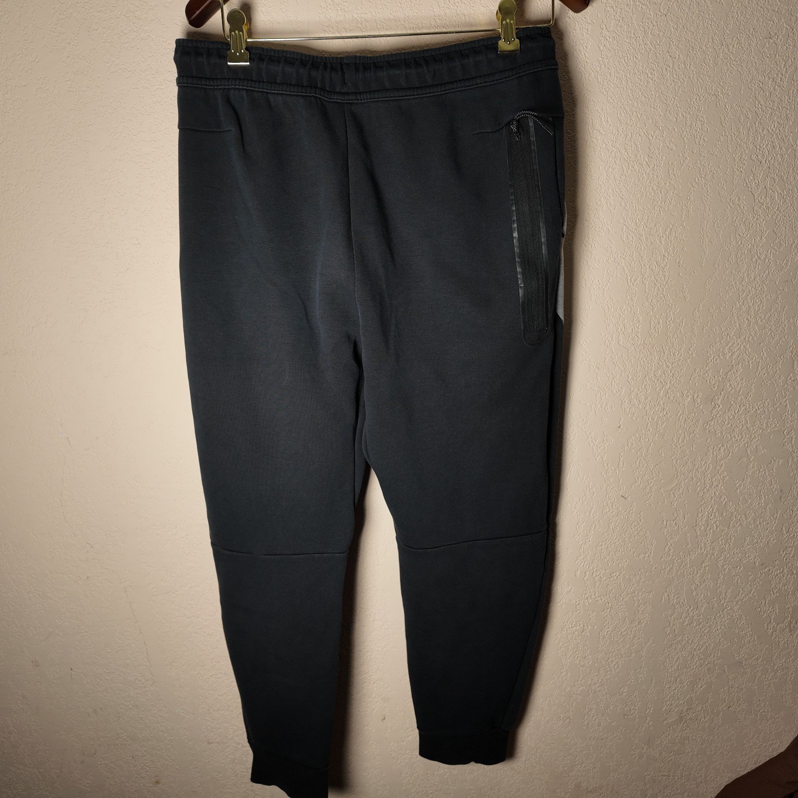 Nike tech fleece sweatpants black size L slight pilling