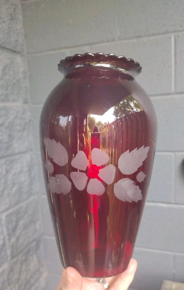 VTG Anchor Hocking Royal Ruby Red Glass Scalloped Edge 9" Vase Frosted Flower  - Image 3 of 4