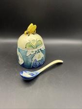 Stary Tupton Ware Snowdrop Ceramiczny garnek na miód i pasująca łyżka z zwieńczeniem pszczół 