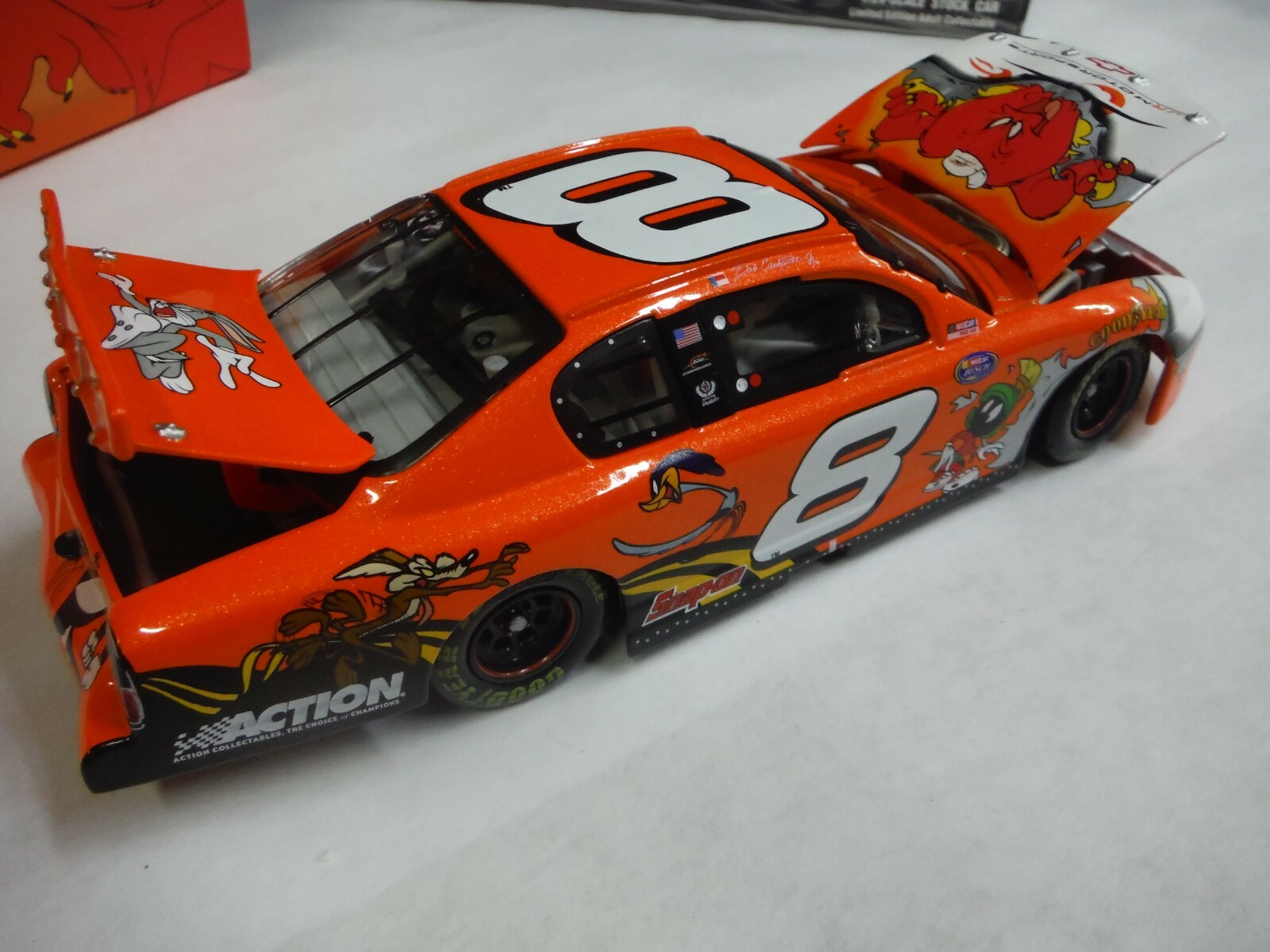 DIECAST NASCAR EARNHARDT JR #8 LOONEY TUNES REMATCH 2002 MONTE CARLO 1:24 X5-17