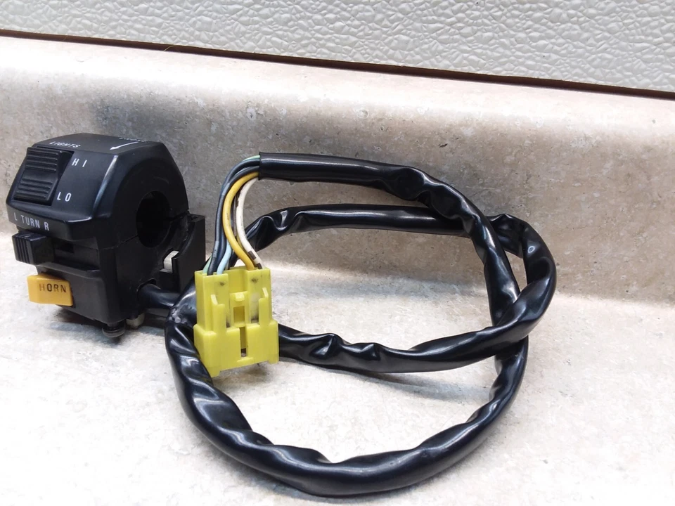 Interruptor de control del manillar izquierdo Suzuki GSXR 1100 1995 GSXR1100-W PA AP-304 Foto 3 de 4