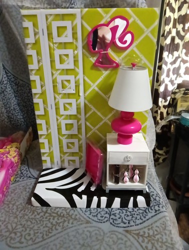 2009 BARBIE JONATHAN ADLER END TABLE, LAMP, VASES, TRAY, MiRROR & MAGAZINES