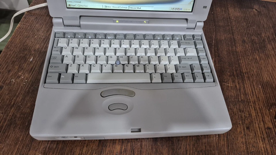 Vintage TOSHIBA Satellite Laptop 205CDS/810 PA1234U TESTED. Powers On Windows 95 - Image 2 of 4