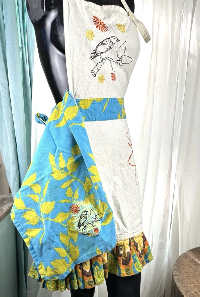 Delantal de colibrí bordado de algodón con toalla de plato a juego Foto 2 de 4