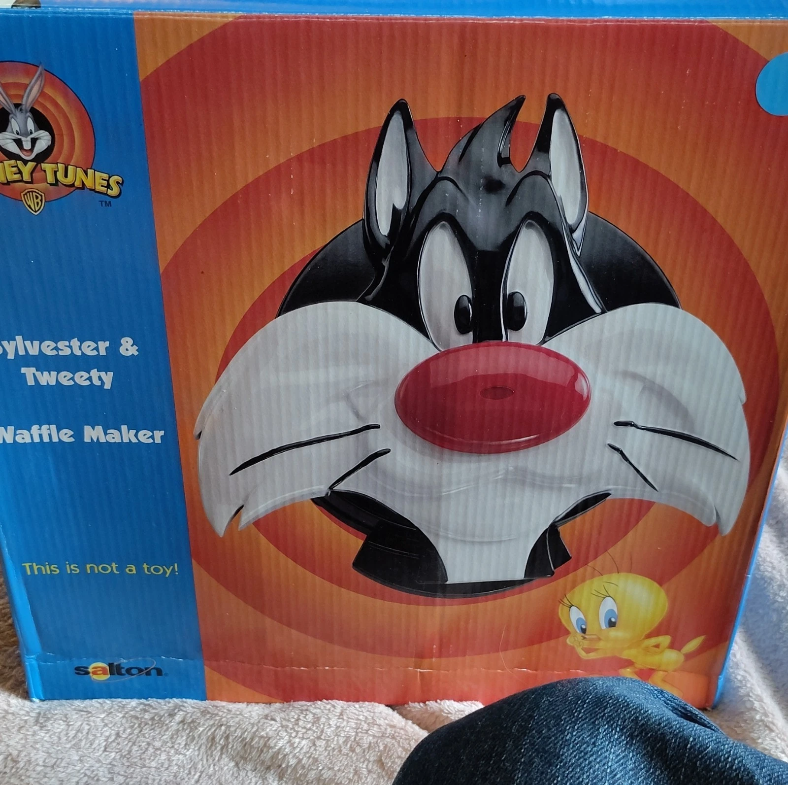 Salton Looney Tunes Sylvester & Tweety Novelty Waffle Maker Multicolor