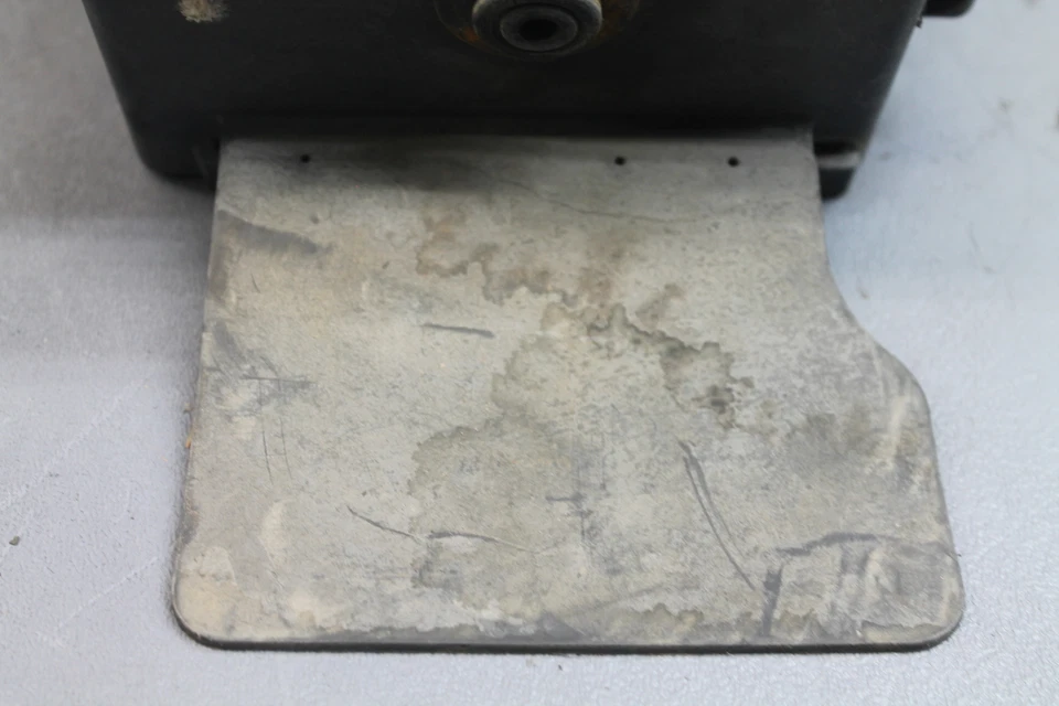 Yamaha FZR600 1989 trasero trasero trasero bandeja de batería plástico #7 Foto 3 de 4