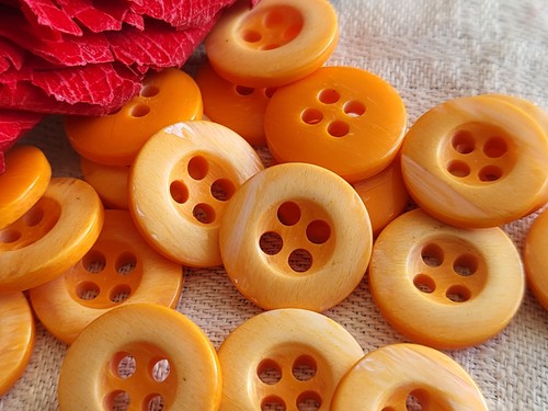 Lot 18 petits boutons vintage orange reflet nacré diamètre 1,4 cm ref 2236 - Picture 2 of 2