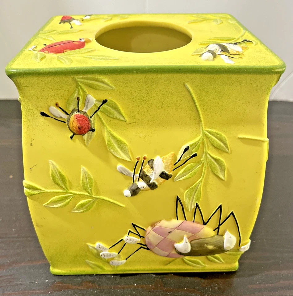 Soporte de pañuelos de cerámica Blonder Home cuadrado pintado a mano frontal insectos y jardín Foto 2 de 4