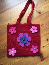 Mini Filz Handtasche bordeauxrot mit aufgesetzten Blumen rosa fuchsia.