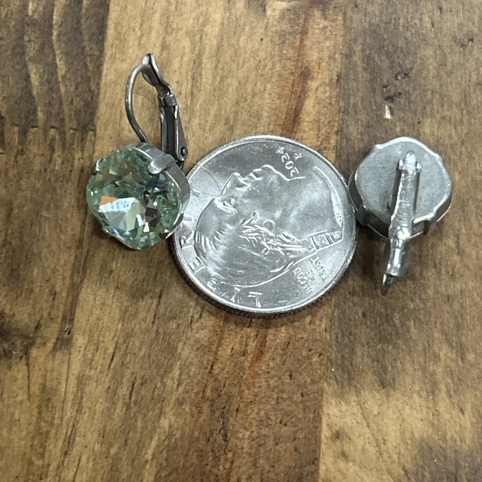 Pendientes de clip Sabika tono plata medianos piedras verdes menta Foto 2 de 3