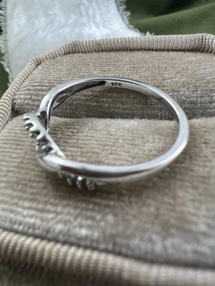 10K White Gold and Diamond Twisted Wedding Band Ring! 0.06 Cttw. Size 7! - Image 4 of 4