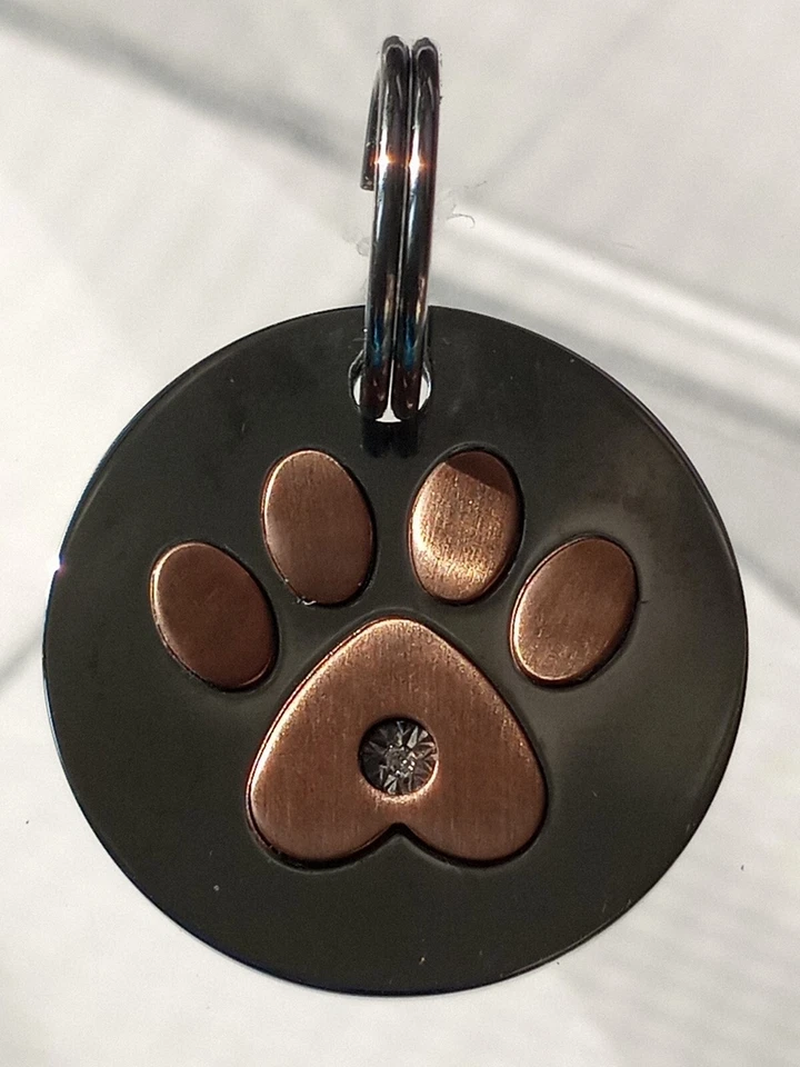 Dije o llavero con estampado de pata de perro  Foto 3 de 4