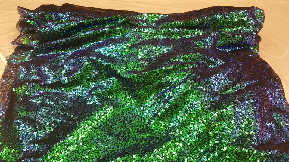 Vestido de lentejuelas escarabajo iridiscente holográfico en tela de malla por yarda verde azul Foto 3 de 4