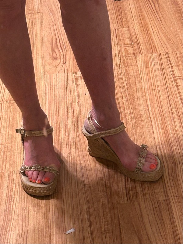 Wedge sandals straw, flowers and rhinestone straps size 8
