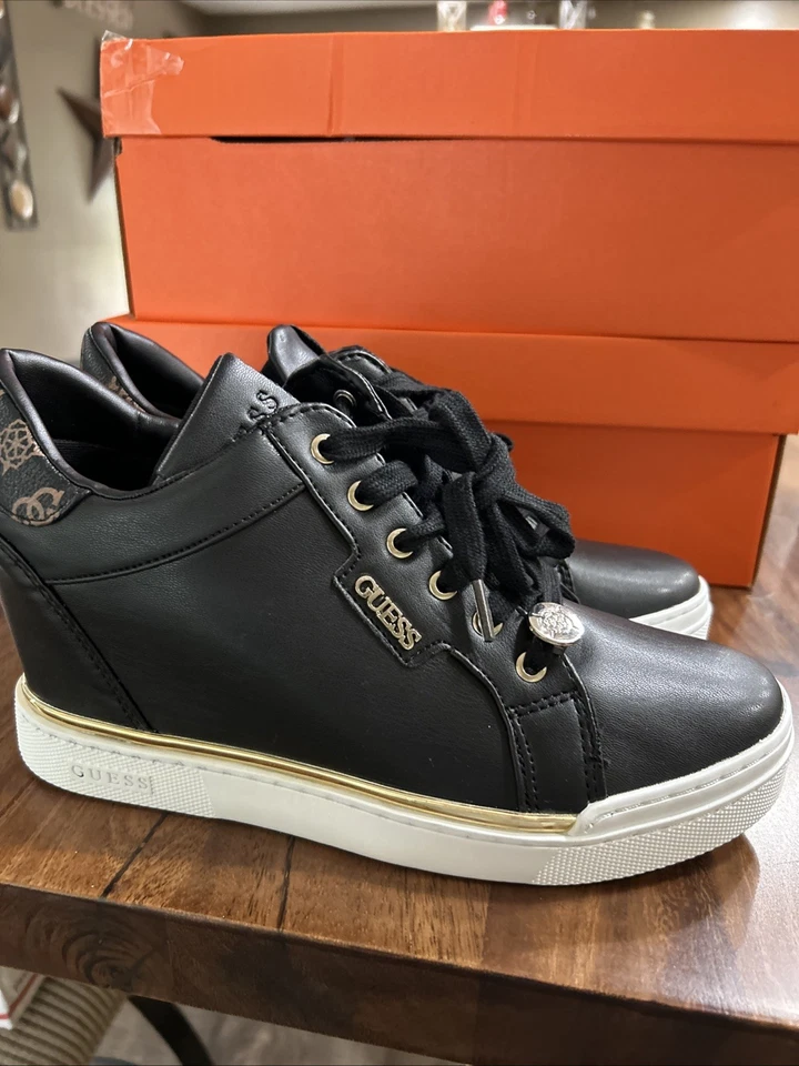 Guess, Zapatilla de Cuña Más Rápida, Color Negro/Blanco/Dorado, NUEVA, Mujer TALLA 8.5m Foto 3 de 4